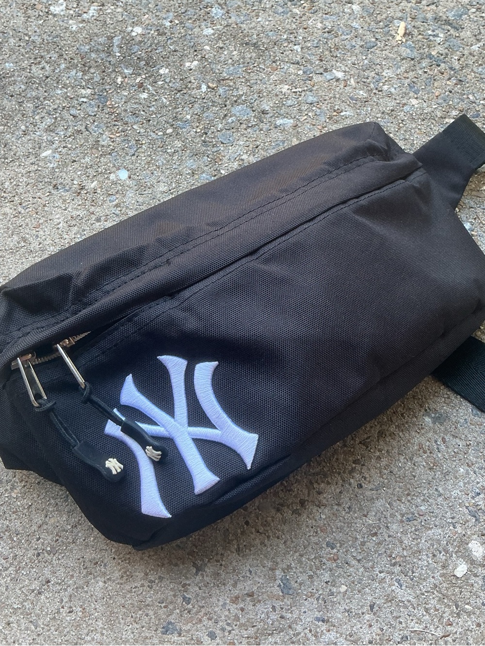 Unisex New York Yankees Black Sling Crossbody Waist Bag